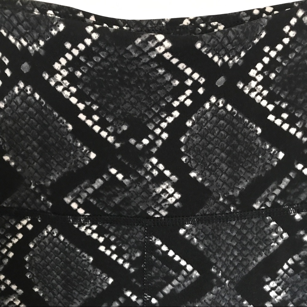 TKO Black/Gray Snake Print Capri Leggings Size Large NEW Compression Activewear - Picture 2 of 12
